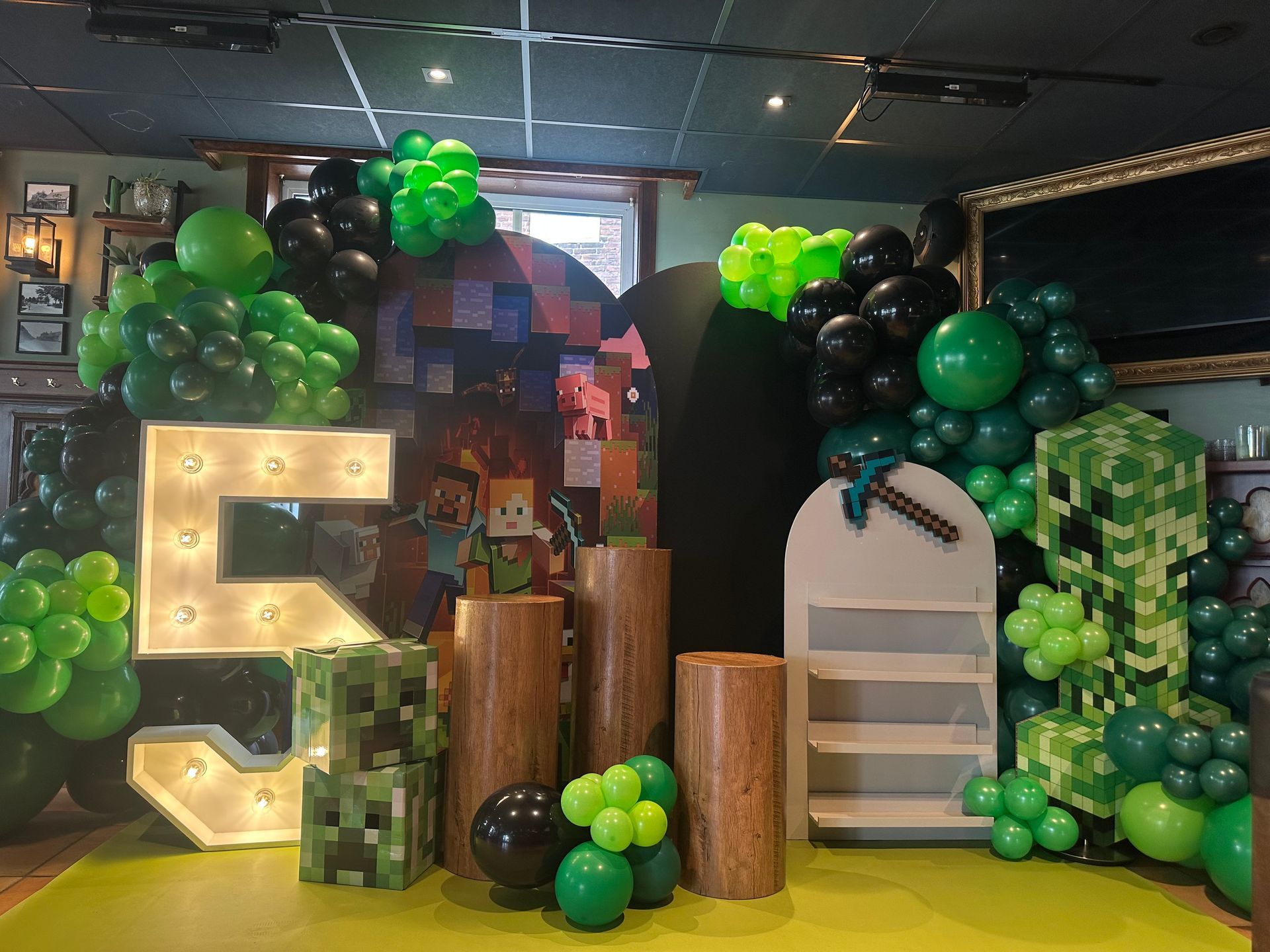 Dit glaswerk is tijdloos, elegant, mooi om naar te kijken en perfect te gebruiken voor een gedekte tafel. Of tijdens een andere feestelijke avond. Het glas heeft een inhoud van 21 cl en is 14 cm hoog.