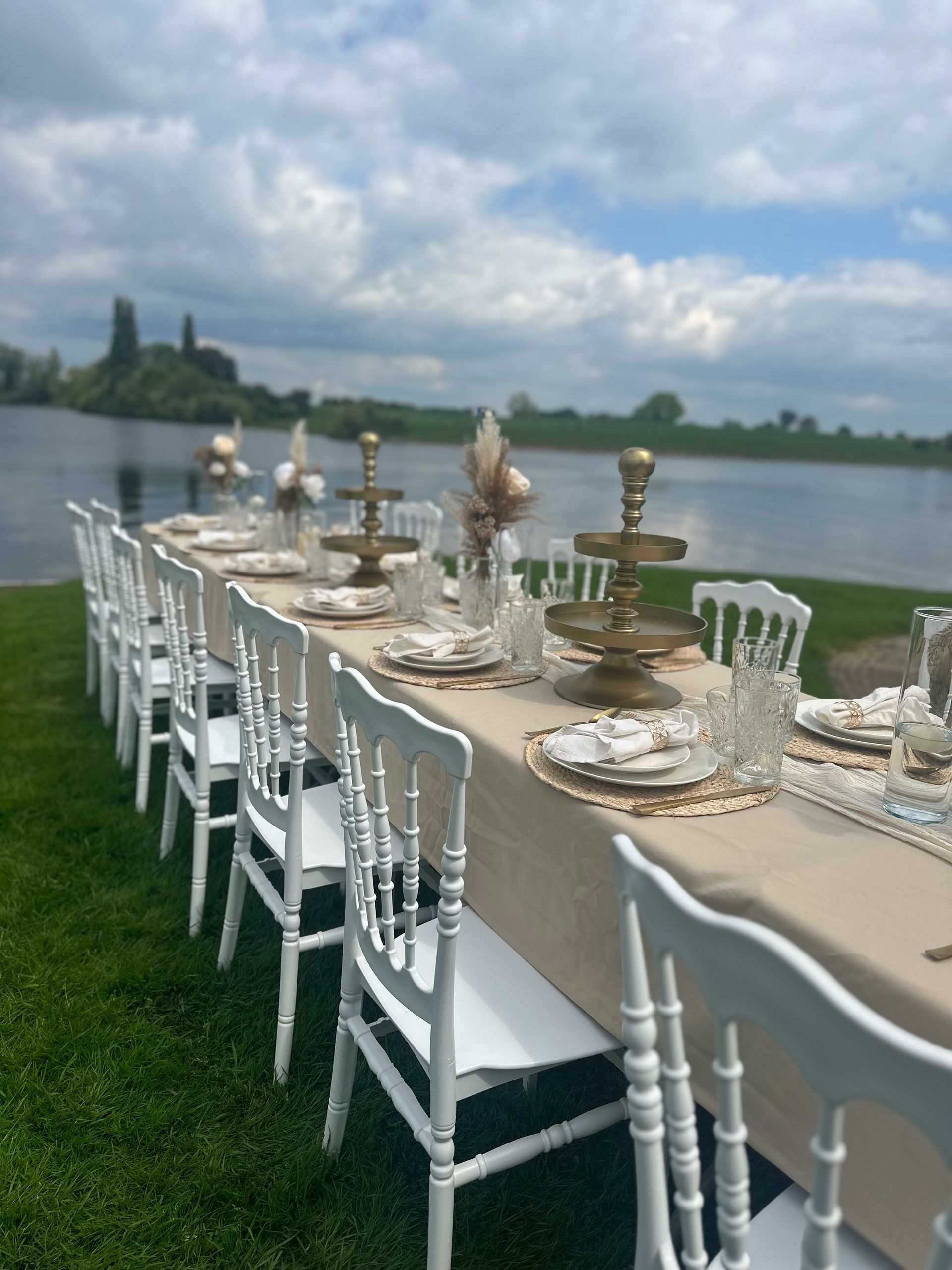 Dit glaswerk is tijdloos, elegant, mooi om naar te kijken en perfect te gebruiken voor een gedekte tafel. Of tijdens een andere feestelijke avond. Het glas heeft een inhoud van 21 cl en is 14 cm hoog.