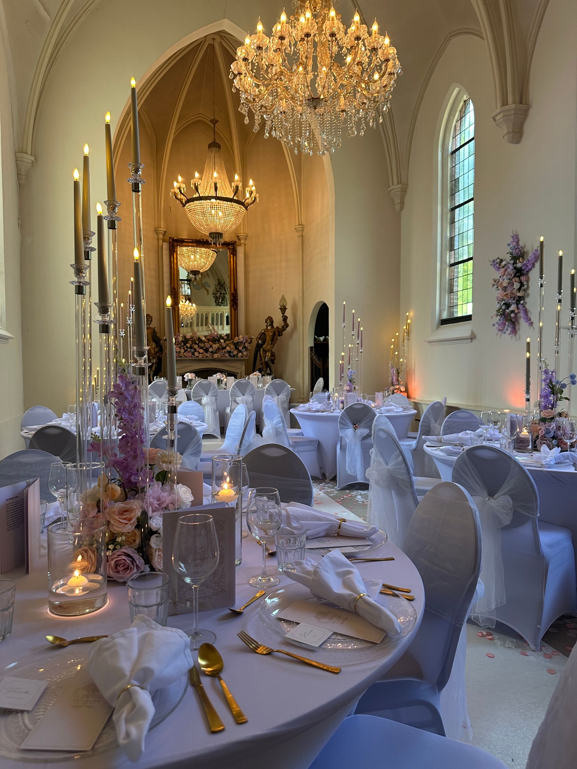 Dit glaswerk is tijdloos, elegant, mooi om naar te kijken en perfect te gebruiken voor een gedekte tafel. Of tijdens een andere feestelijke avond. Het glas heeft een inhoud van 21 cl en is 14 cm hoog.