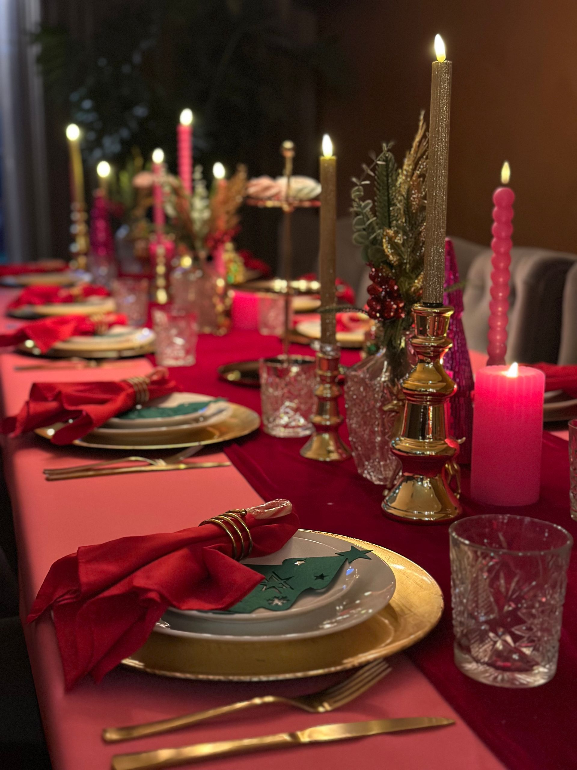 Dit glaswerk is tijdloos, elegant, mooi om naar te kijken en perfect te gebruiken voor een gedekte tafel. Of tijdens een andere feestelijke avond. Het glas heeft een inhoud van 21 cl en is 14 cm hoog.