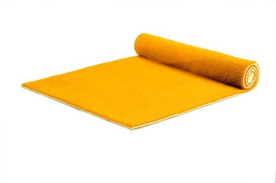 Geen loper in een standaard uitvoering, maar een loper met allure. Sommige gelegenheden vragen om een luxe loper. Speciaal hiervoor adviseren wij onze kwaliteit DALLAS.
Standaard voorzien van een folie laag en rubberen (anti-slip) rug. De kwaliteit DALLAS geeft niet af bij regen. Bovendien zijn deze luxe lopers meerdere malen te gebruiken, zelfs bij intensief gebruik.