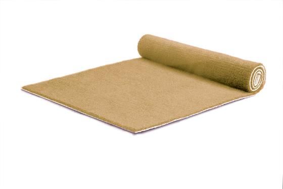 Geen loper in een standaard uitvoering, maar een loper met allure. Sommige gelegenheden vragen om een luxe loper. Speciaal hiervoor adviseren wij onze kwaliteit DALLAS.
Standaard voorzien van een folie laag en rubberen (anti-slip) rug. De kwaliteit DALLAS geeft niet af bij regen. Bovendien zijn deze luxe lopers meerdere malen te gebruiken, zelfs bij intensief gebruik.