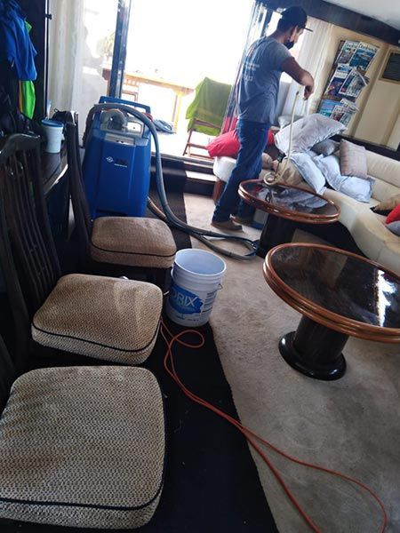 Super Clean Elena - aspirado de aslas en yates