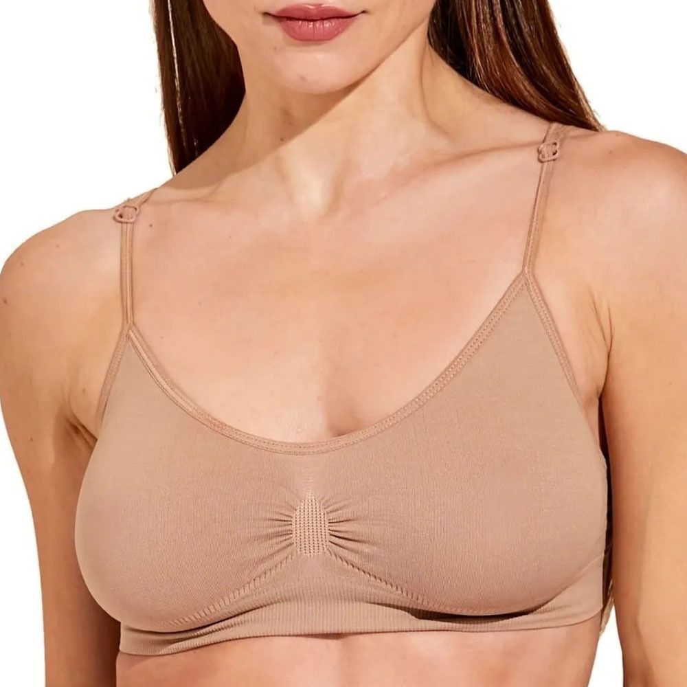 Una mujer lleva un sujetador color canela con tirantes finos.