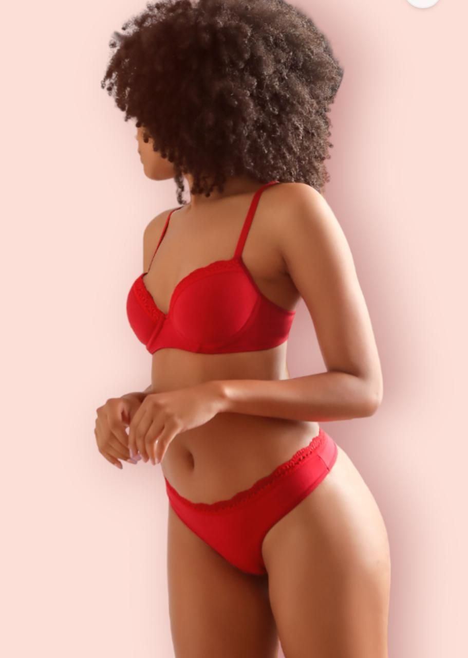 Una mujer lleva un sujetador y una tanga rojos.