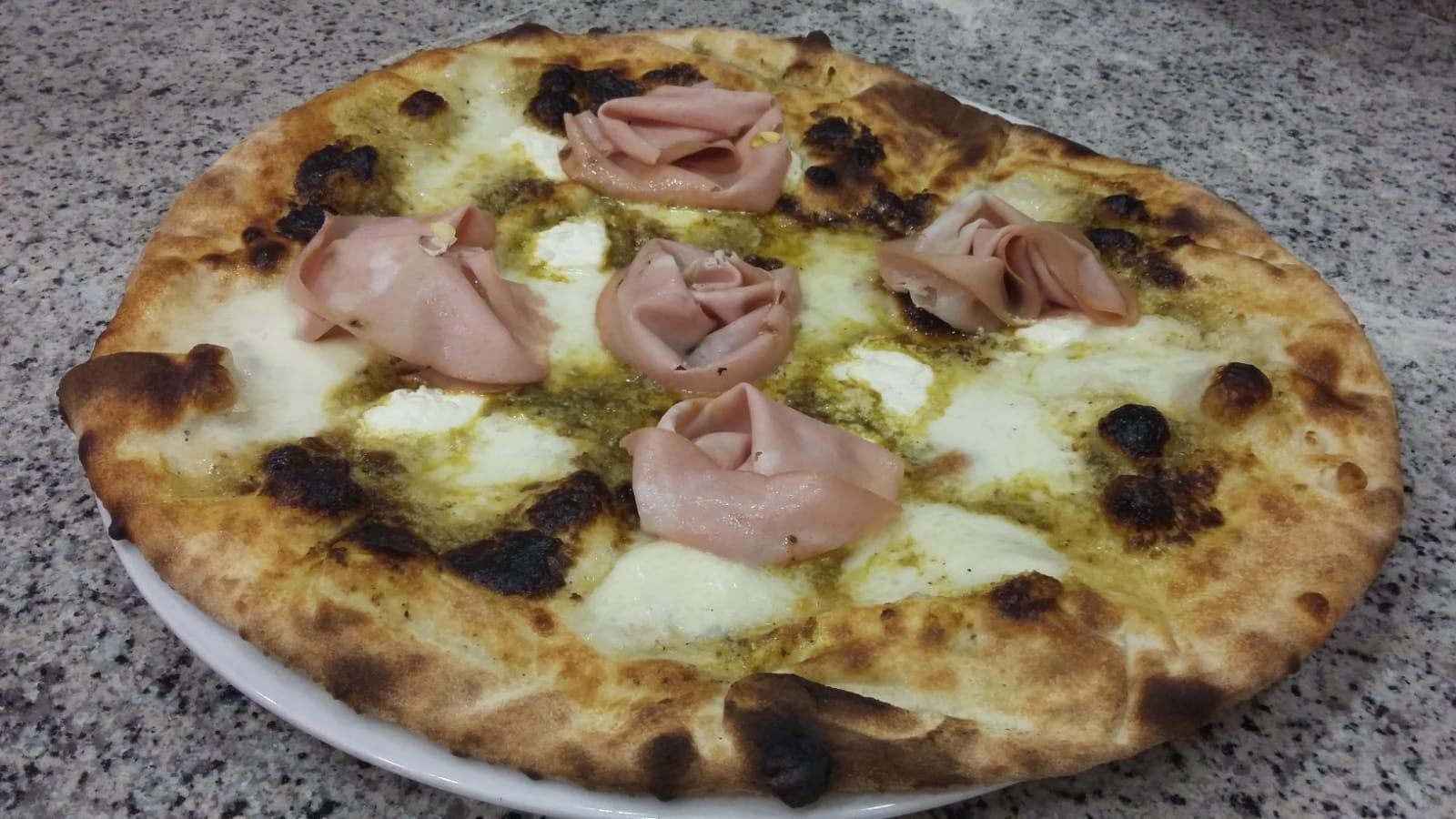 pizza con prosciutto cotto e pistacchio