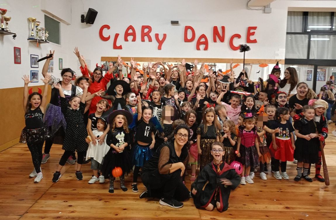 Un gruppo di bambini e adulti in costume posa per una foto nello studio 