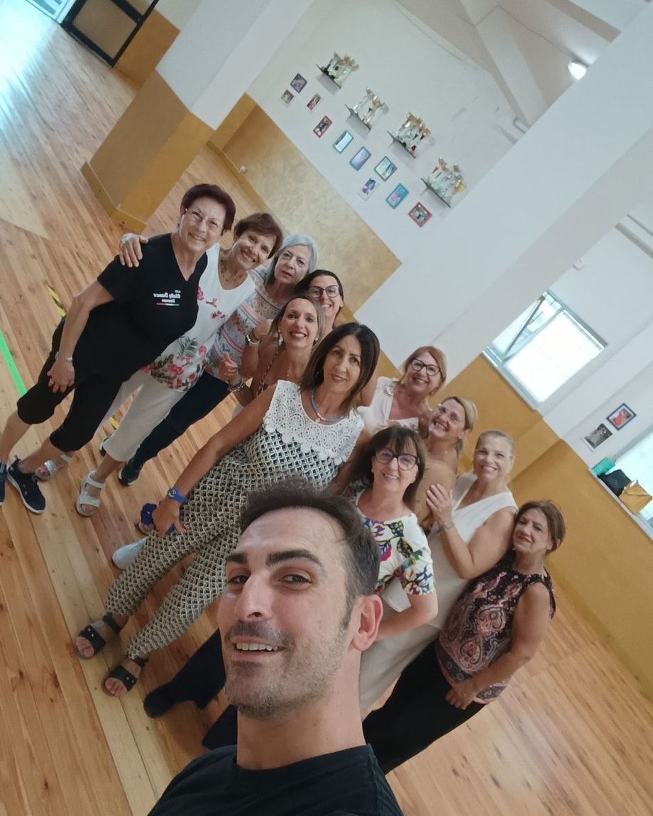Interno di uno studio di danza con insegna 
