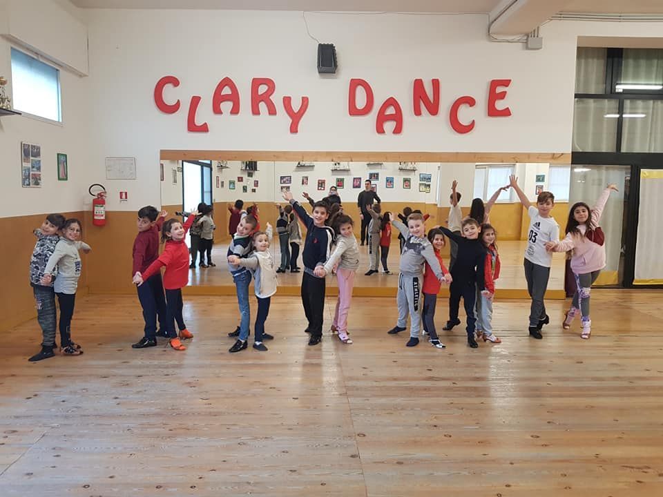 Bambini che ballano in uno studio,