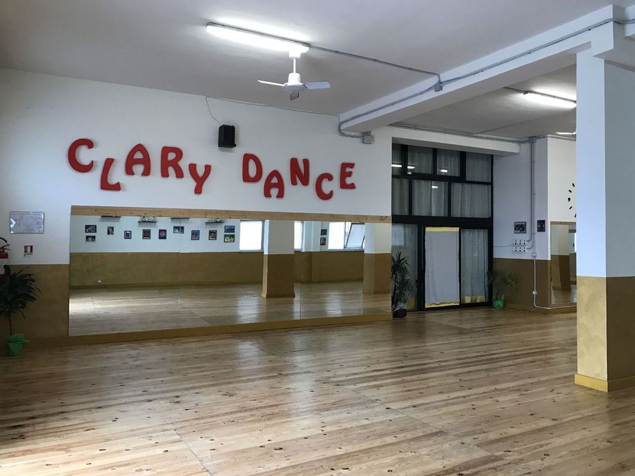 Interno di uno studio di danza con insegna 