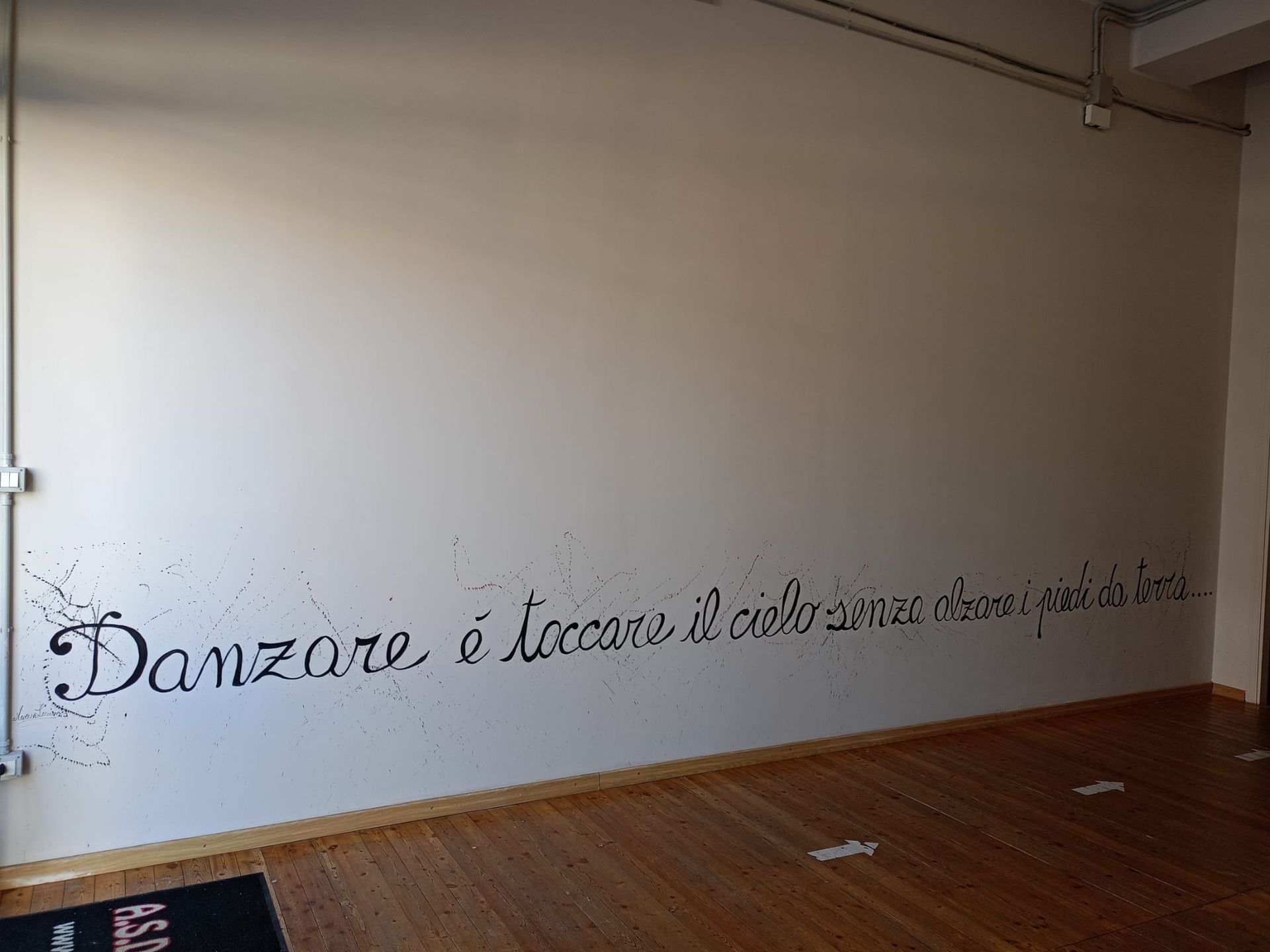 White wall with Italian phrase 