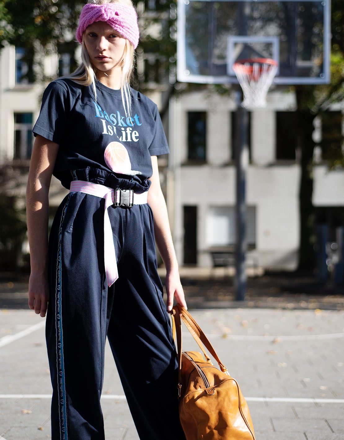 Een vrouw die een t-shirt draagt ​​met de tekst 'mand is leven'