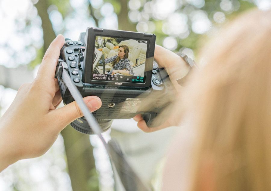 Een persoon maakt een foto met een camera.