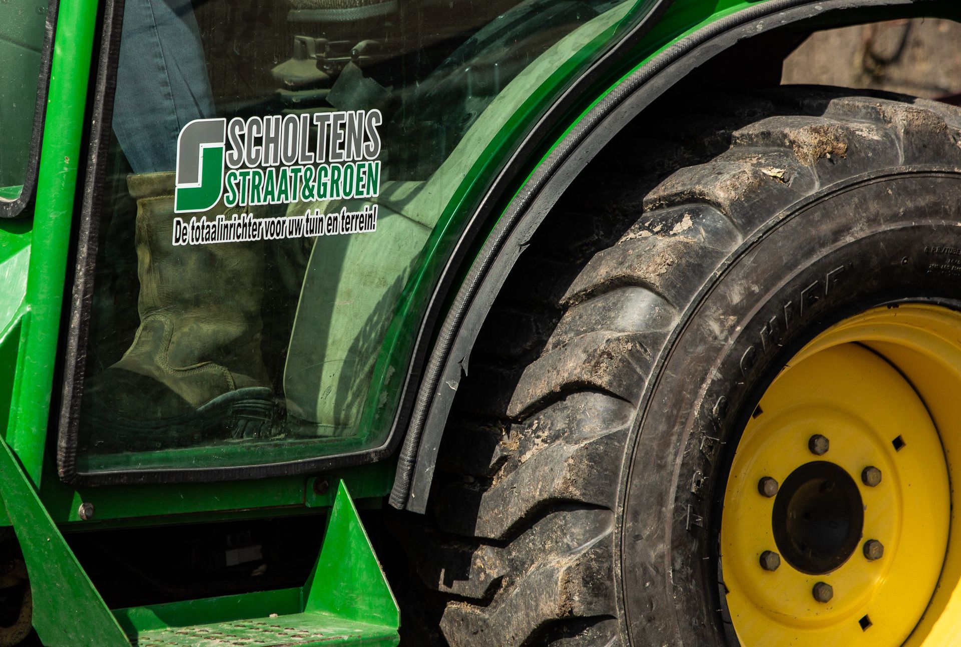 Een groene tractor met een sticker aan de zijkant waarop staat 'psycho tech'