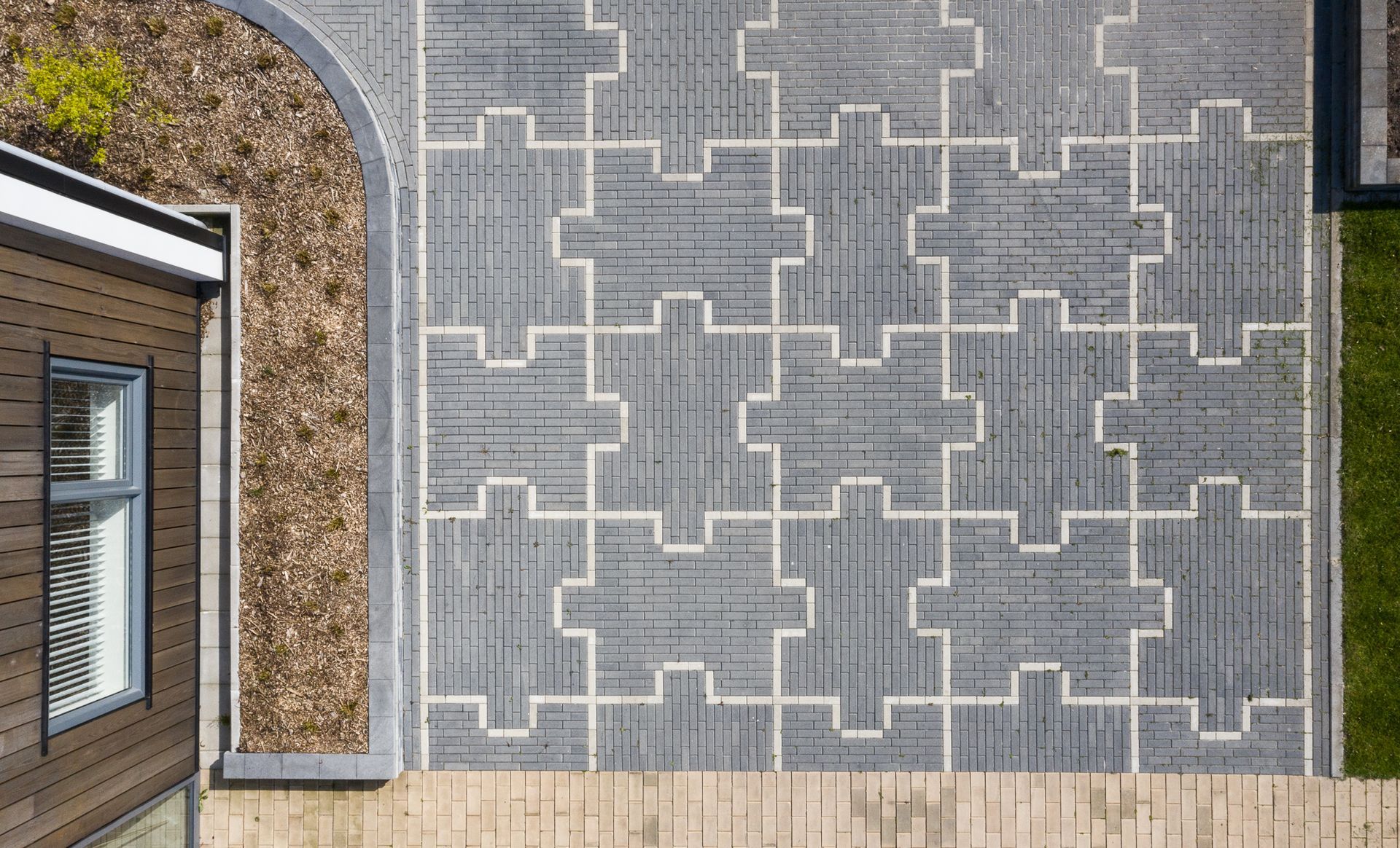 Een luchtfoto van een terras met een puzzelpatroon erop.