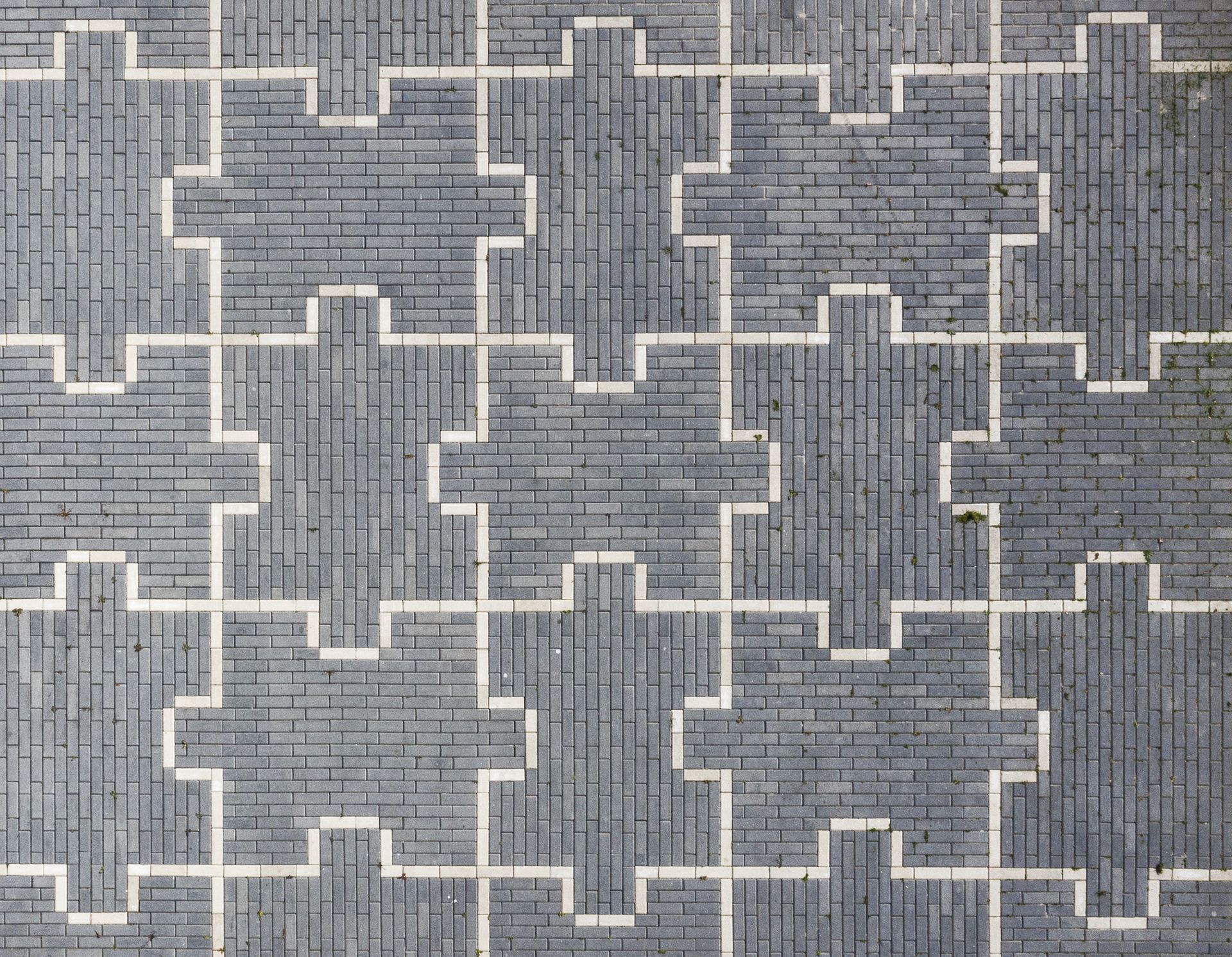 Een bakstenen muur met een puzzelpatroon erop