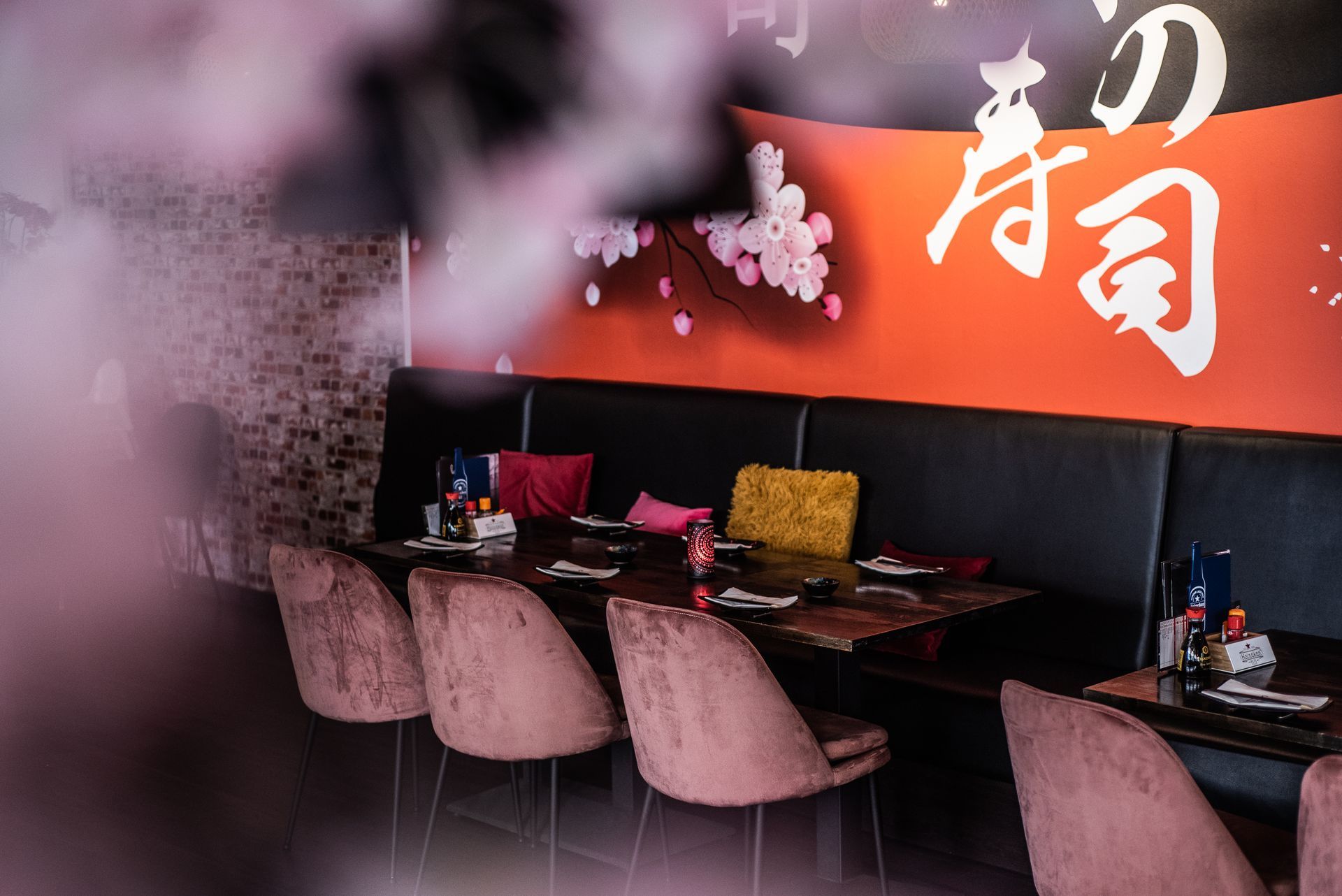 Een restaurant met tafels en stoelen en een bord met de tekst sushi