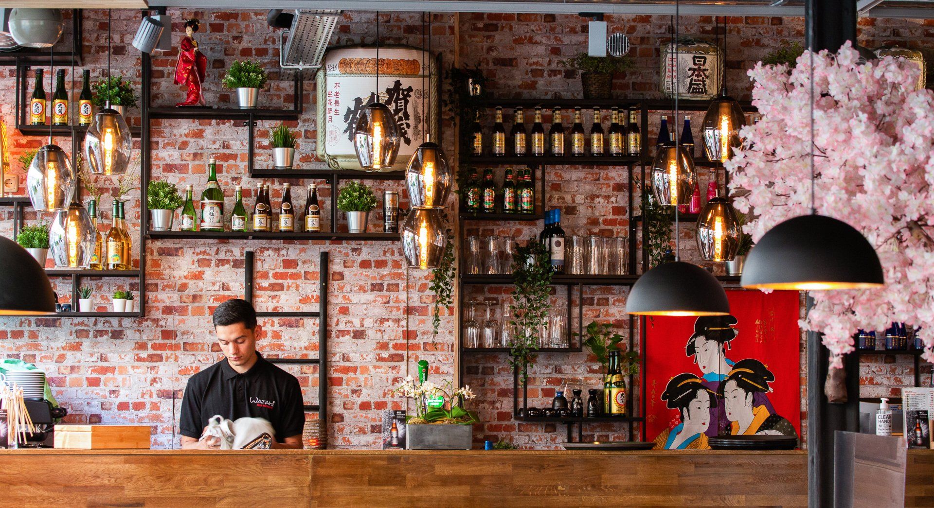 Een man staat achter een toonbank in een restaurant.