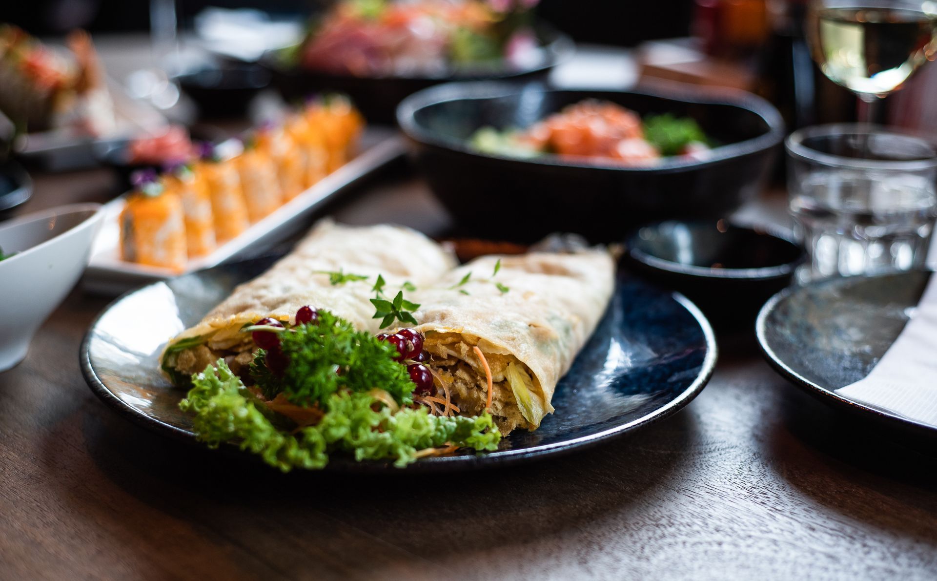 Een close-up van een bord met eten op een tafel.
