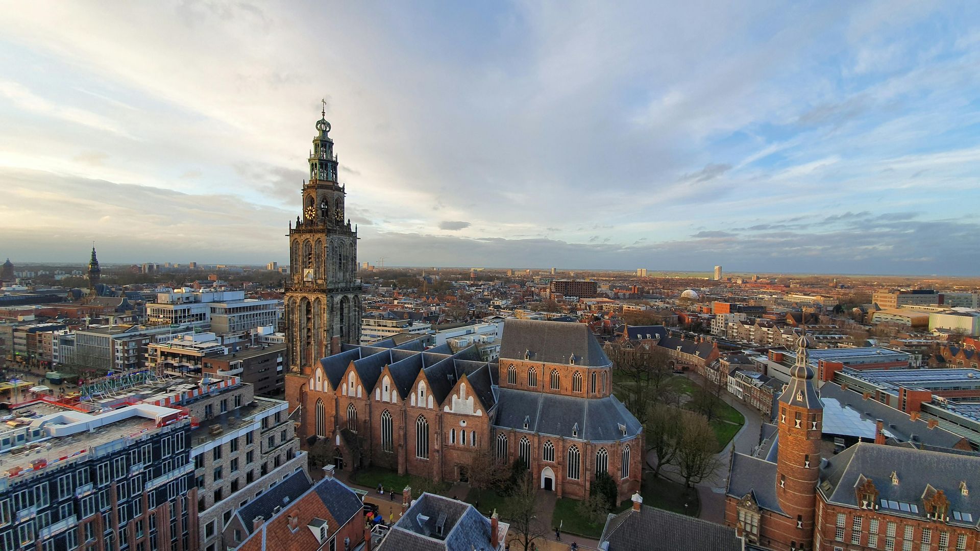 Een luchtfoto van een stad met een grote kerk in het midden.