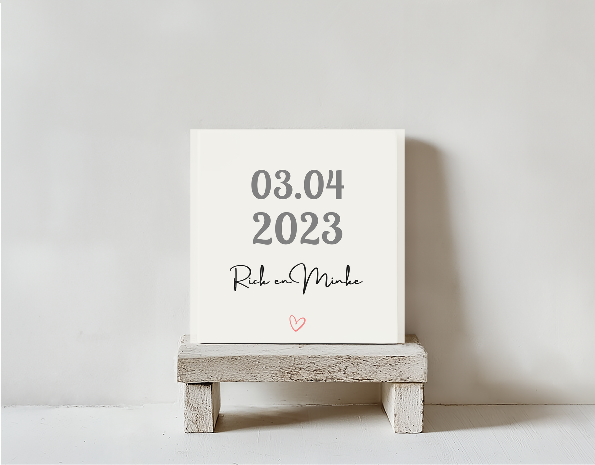 Tegeltje datum naast elkaar steen