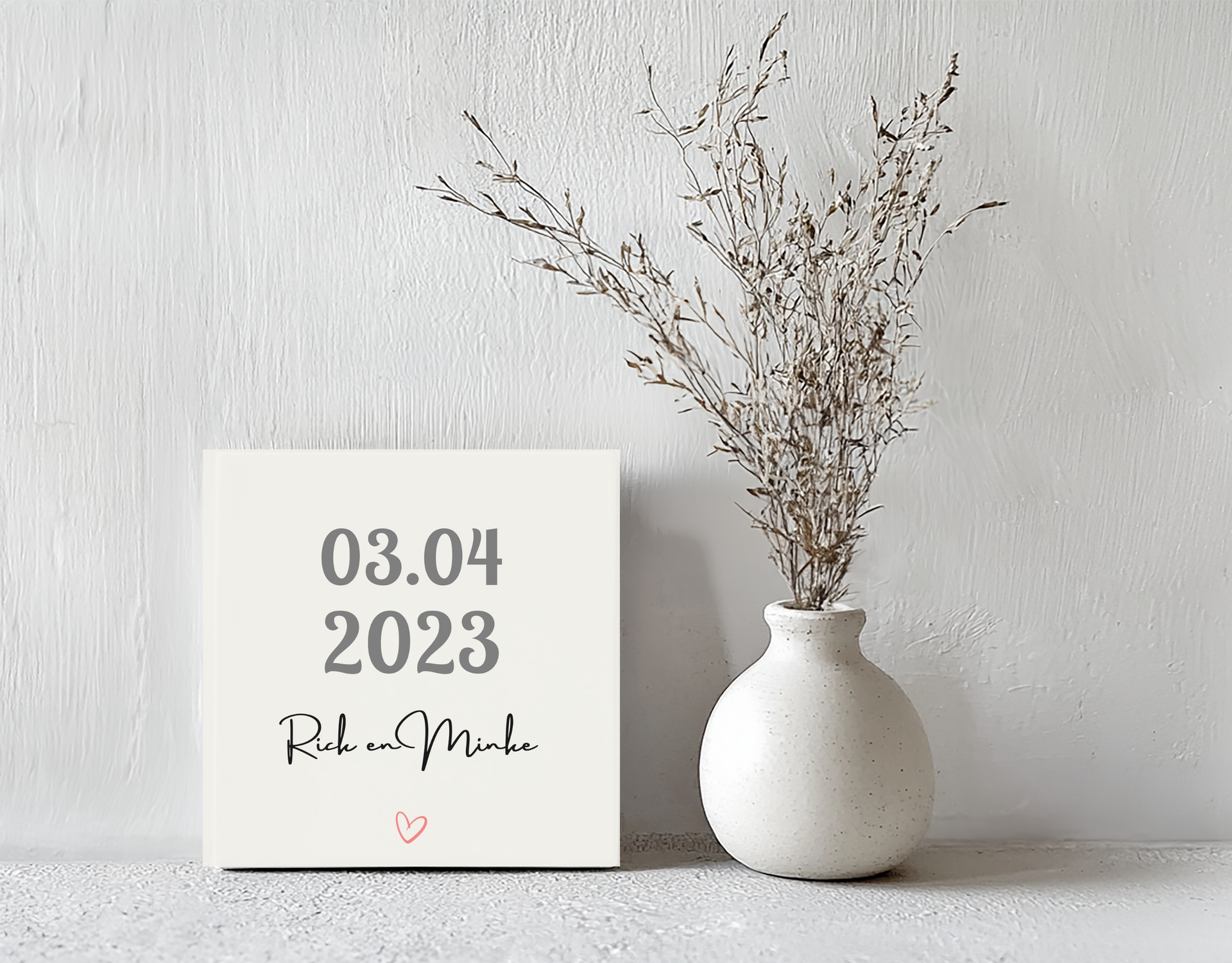 Tegeltje datum naast elkaar steen