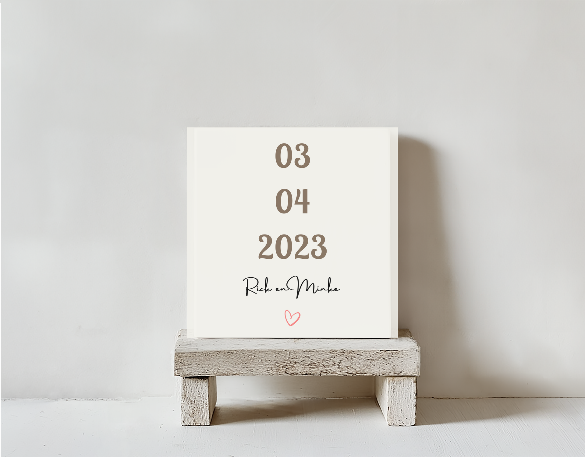 Tegeltje datum boven elkaar