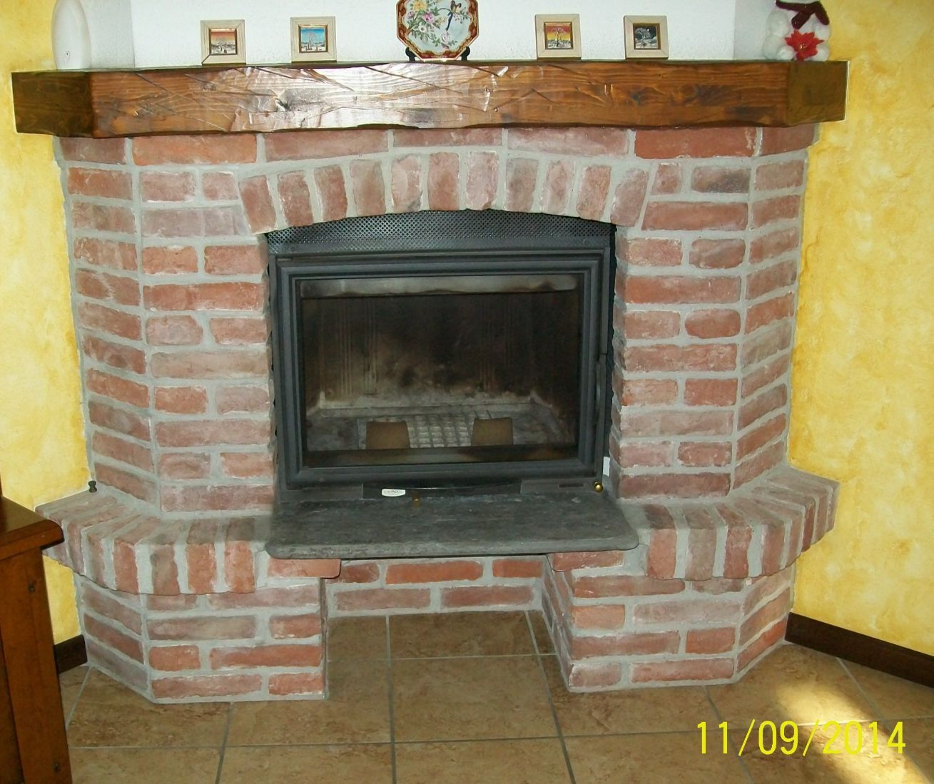 camino con mattoni rustici