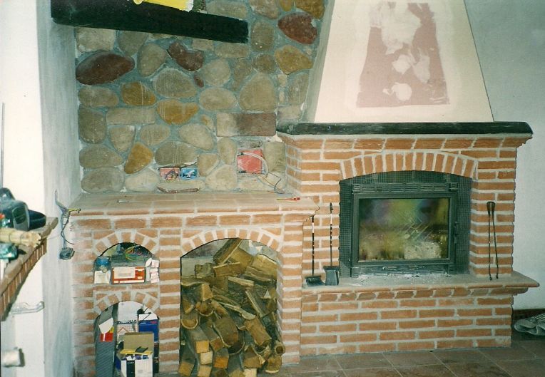 camino con mattoni di terracotta