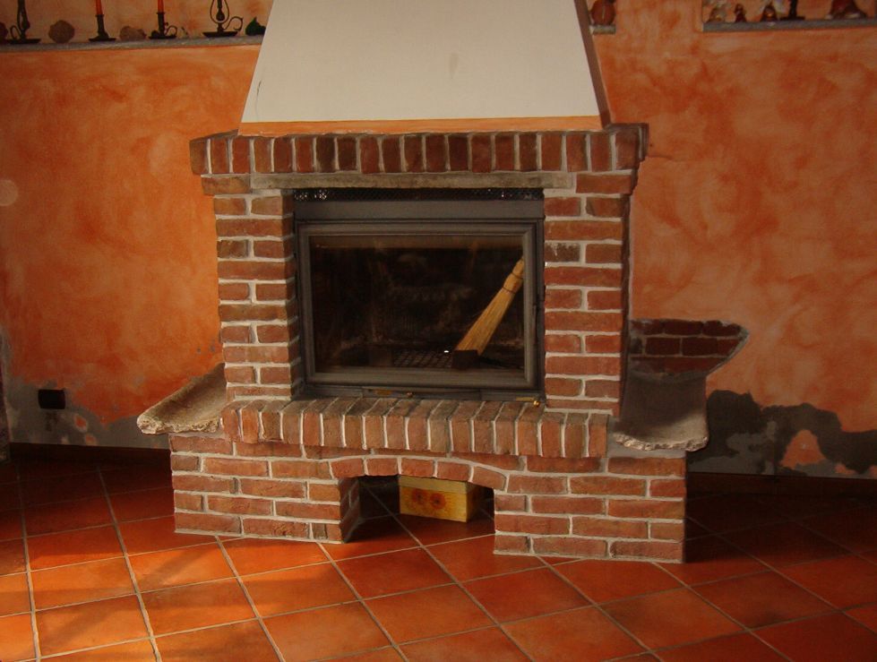 camino in muratura con mattoni in terracotta