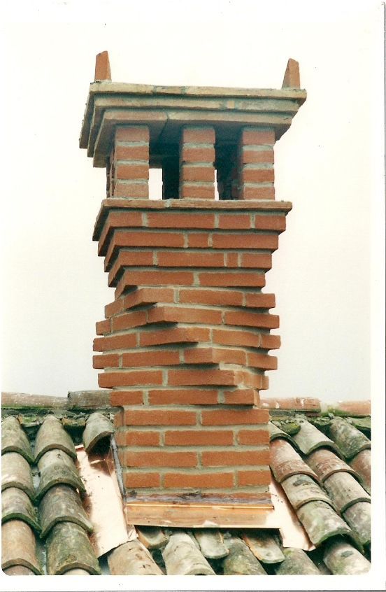 canna fumaria esterna di una palazzina