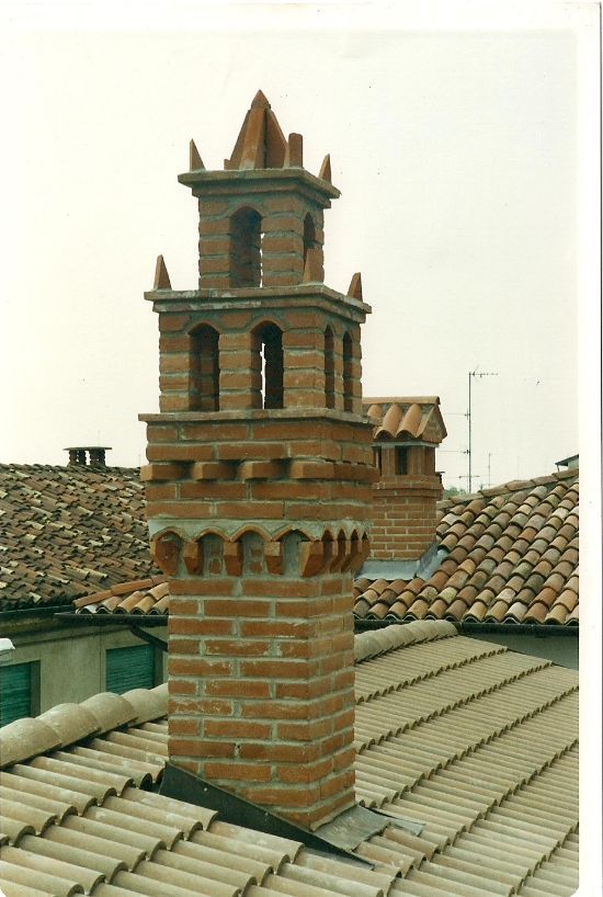 canna fumaria esterna nel tetto di una palazzina