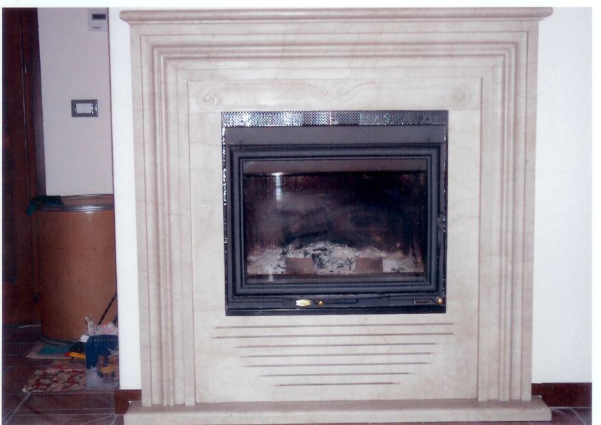 camino moderno ad incasso in una struttura già esistente