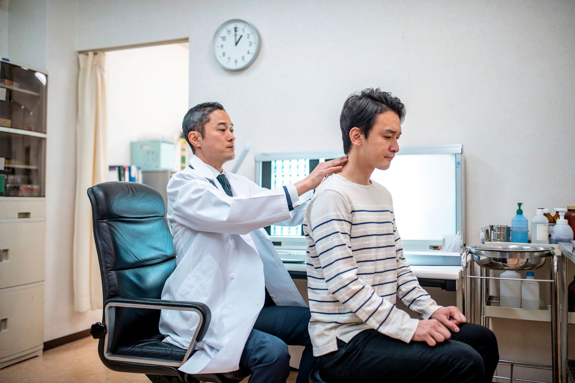 Male Doctor Examining a Patient | Mermaid Beach, Qld | Dive Chiropractic Centre