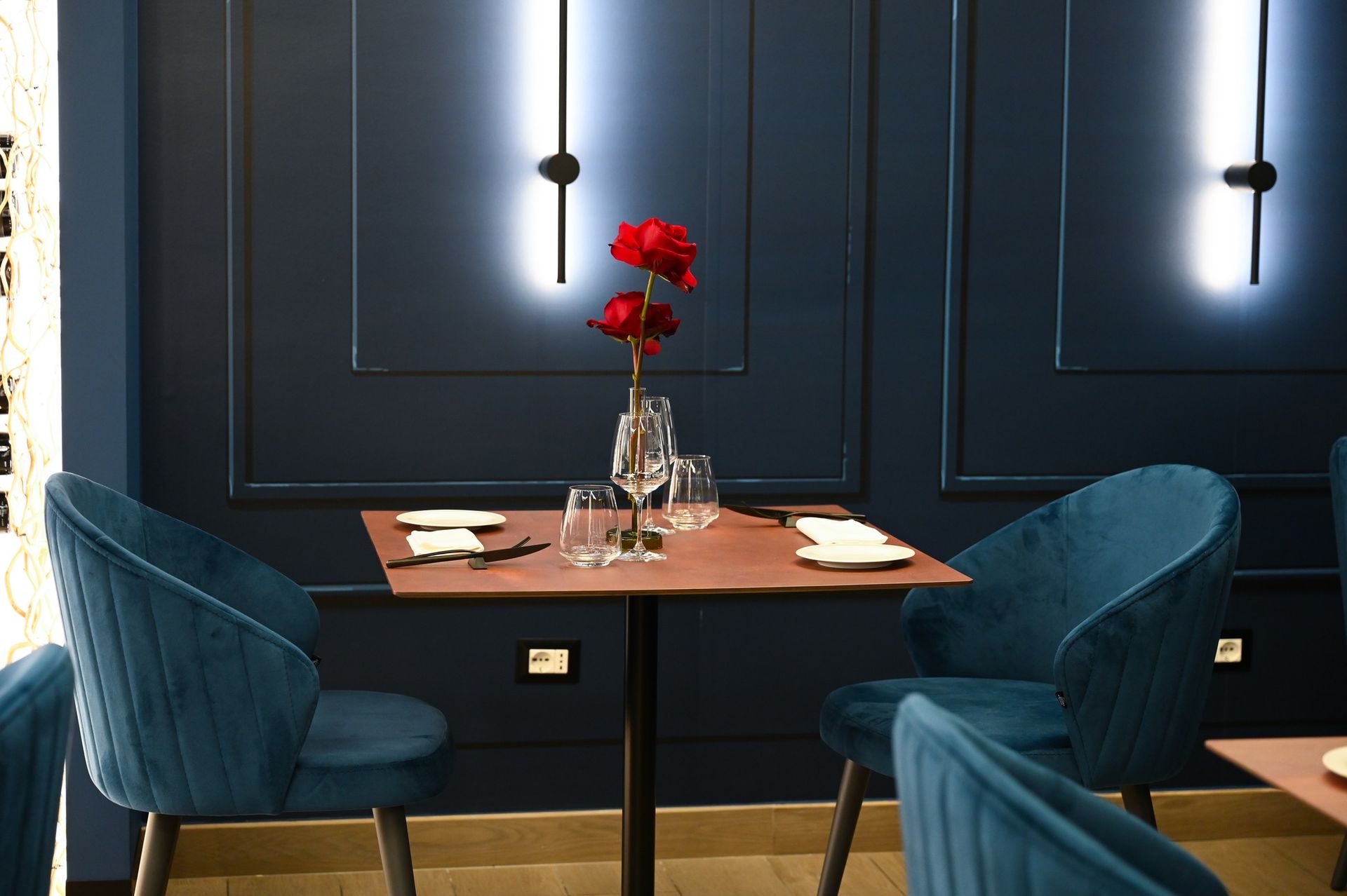 Un tavolo e delle sedie in un ristorante con un vaso di fiori sopra.