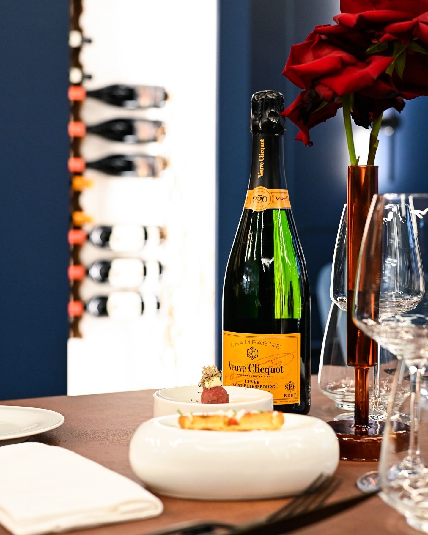 Una bottiglia di veuve clicquot è appoggiata su un tavolo