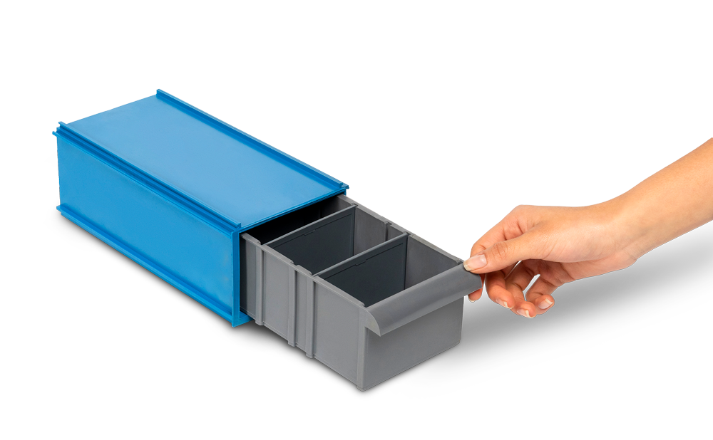 Una persona está sacando un cajón de una caja azul.