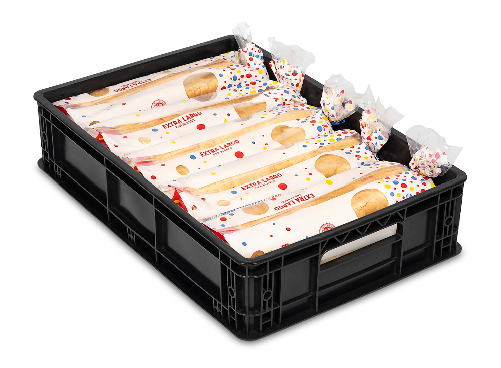 Una caja de plástico negra llena de barras de caramelo sobre un fondo blanco.