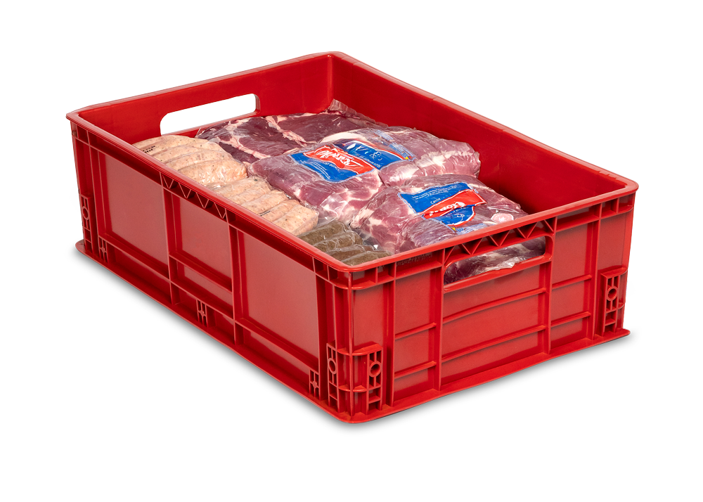 Una caja de plástico roja llena de bolsas de carne sobre un fondo blanco.