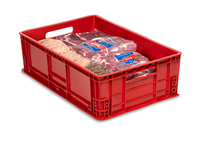 Una caja de plástico roja llena de bolsas de carne sobre un fondo blanco.