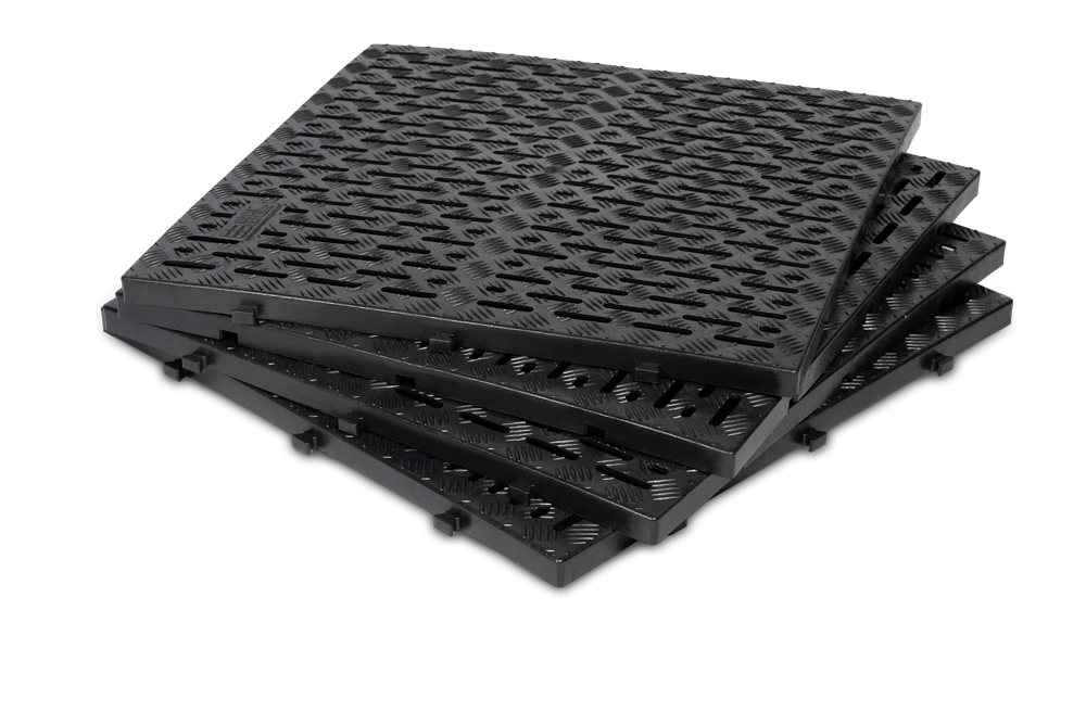 Tres fichas negras están apiladas una encima de otra sobre un fondo blanco.