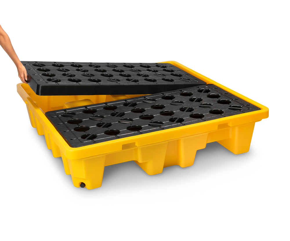 Una paleta de plástico amarilla y negra con agujeros.