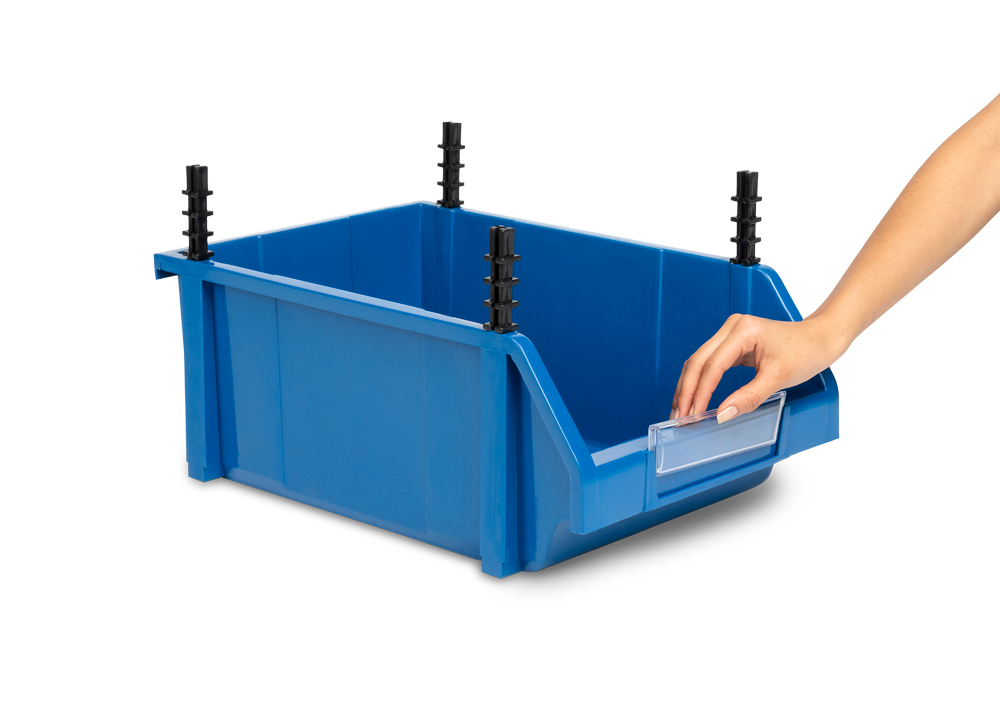 Una mano mete la mano en un contenedor de plástico azul.