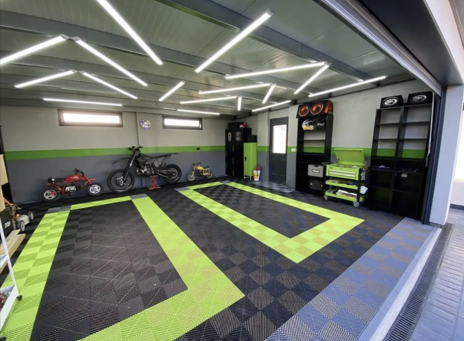 Un almacén lleno de contenedores y cajas azules.