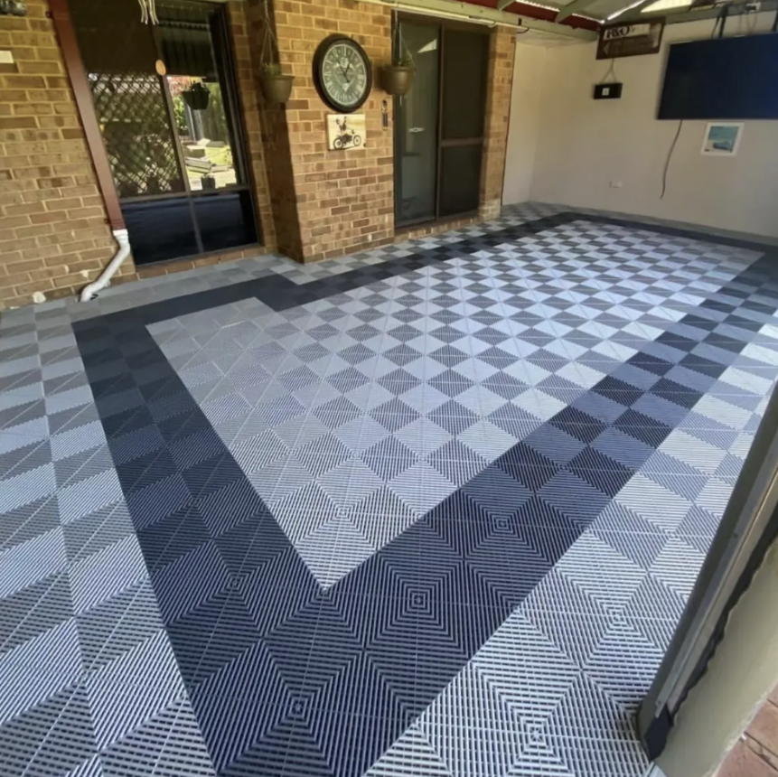 Un almacén lleno de contenedores y estantes rojos y azules.