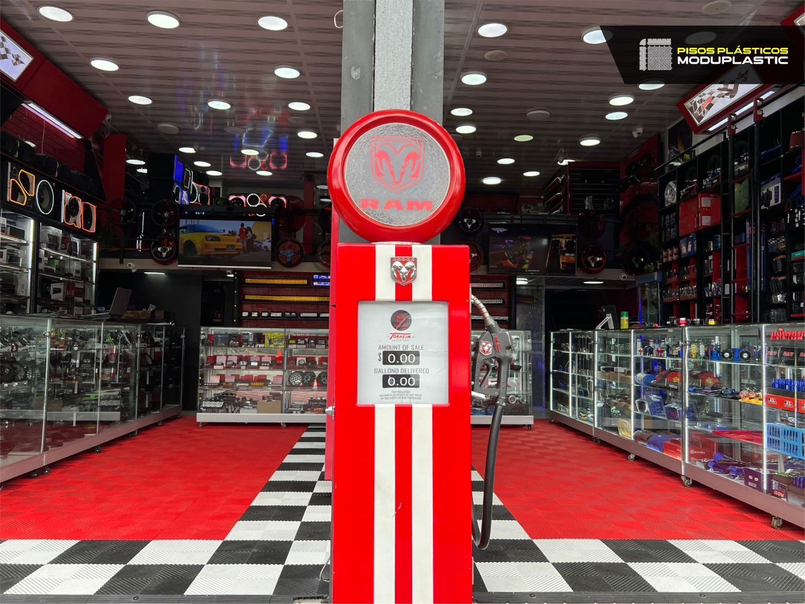 Una bomba de gasolina roja y blanca está en el medio de una tienda.