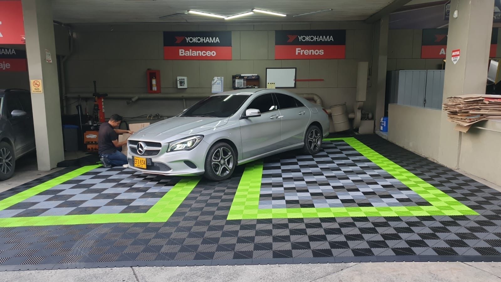 Un almacén lleno de contenedores de color rosa.