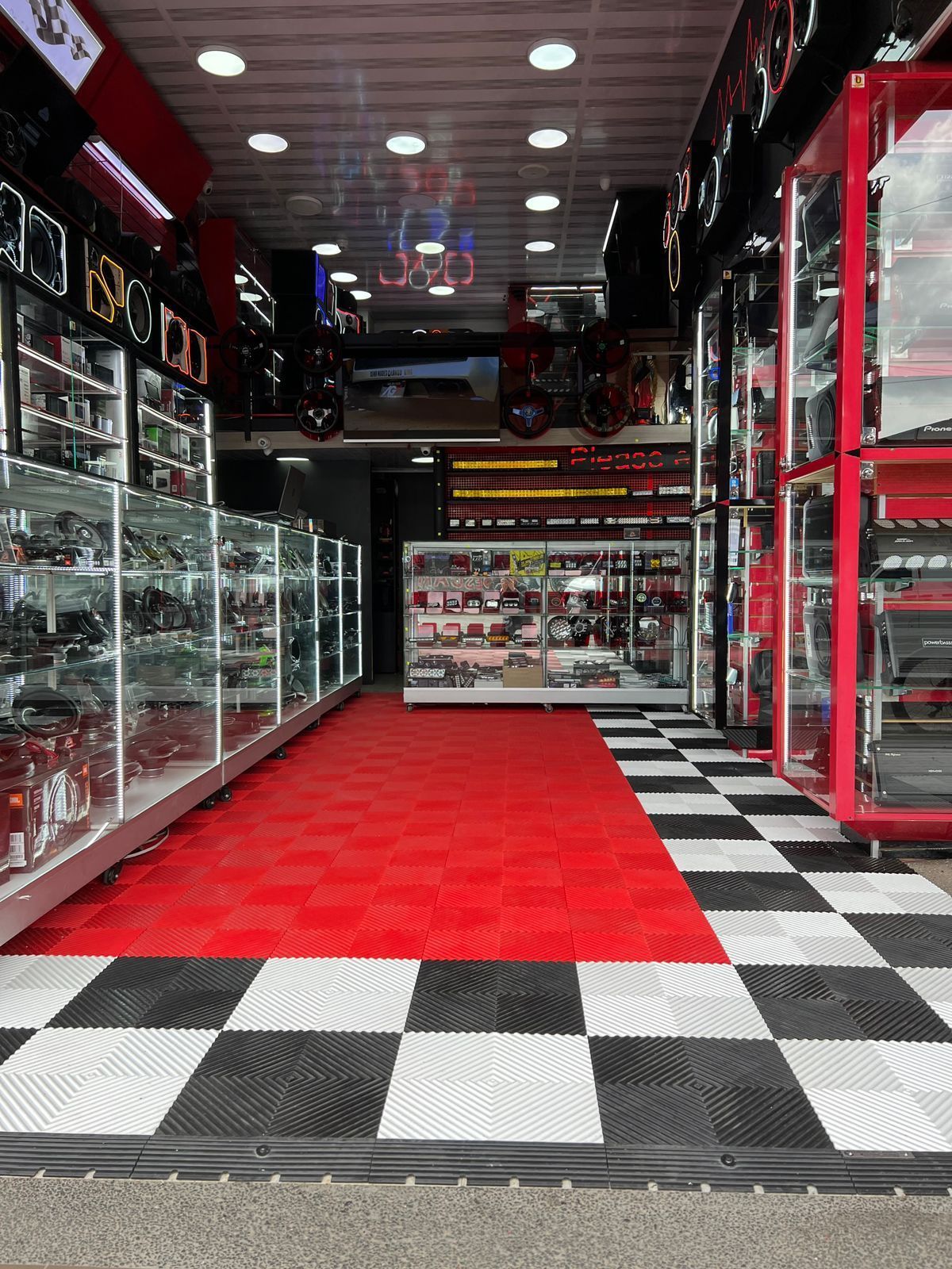 Una tienda con suelo a cuadros y alfombra roja.