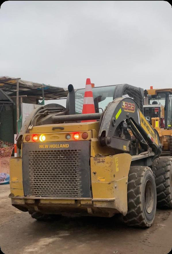 Minicargadora amarilla de construcción 