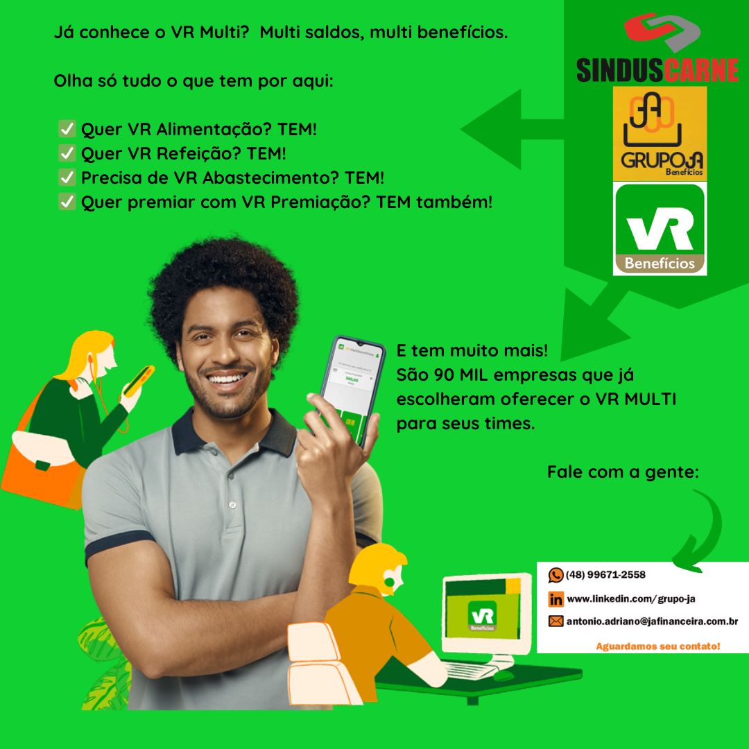 Um homem de camisa cinza segura um telefone na mão